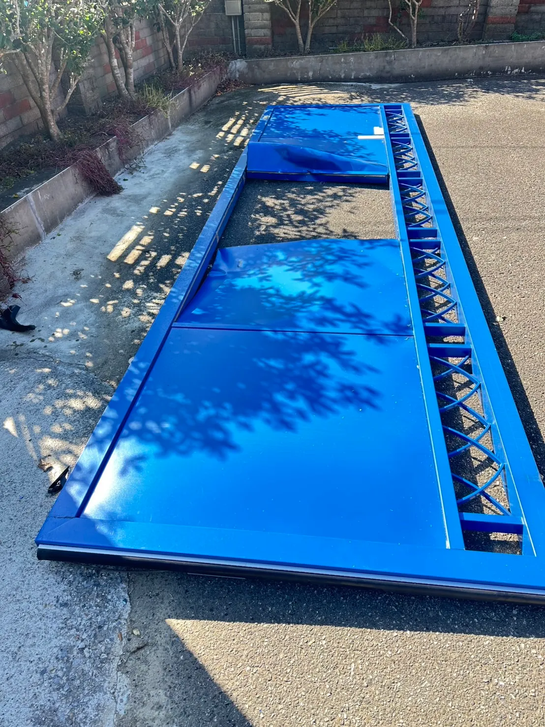 民宅铁门被撞受损。民众提供