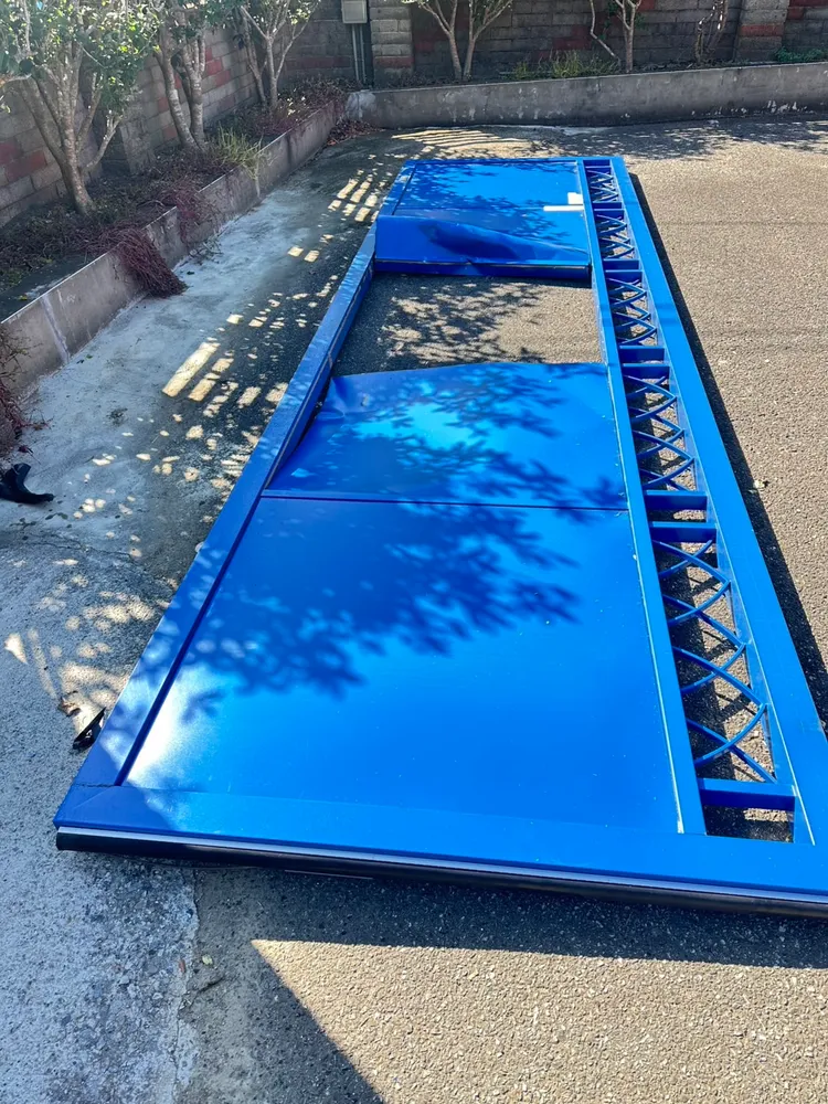 民宅鐵門被撞受損。民眾提供