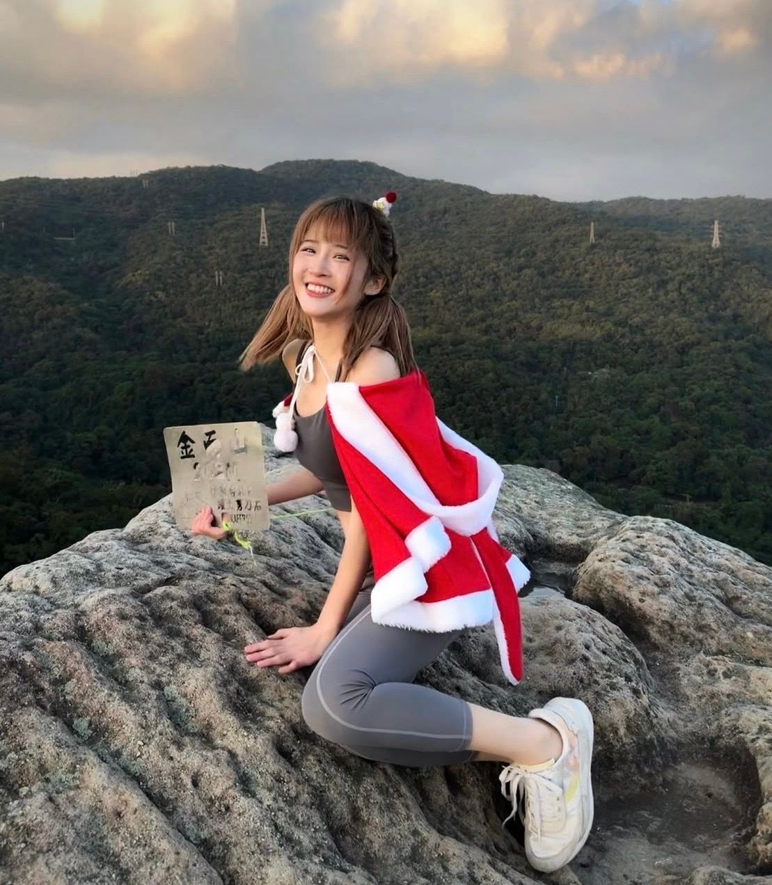 聖誕倒數!樂天女孩自曝超傻回憶 穿超辣登頂拍照