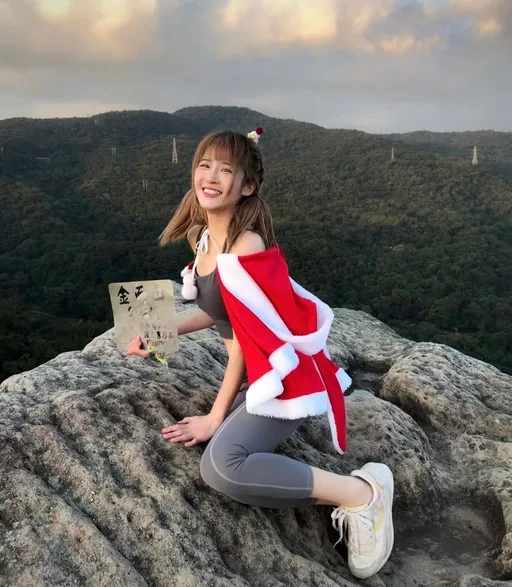 聖誕倒數！樂天女孩自曝超傻回憶　穿超辣登頂拍照