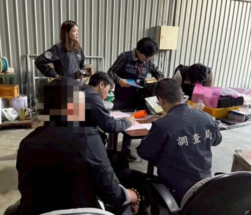 新北市调处人员现场询问。新北市调处提供