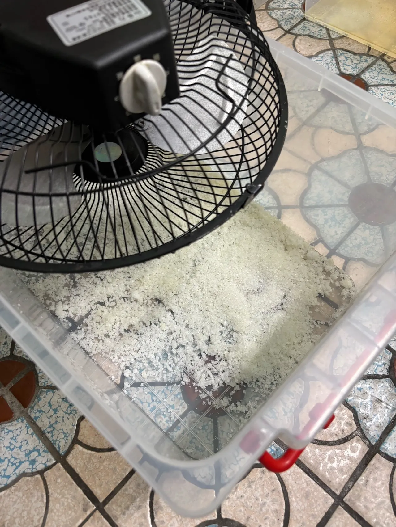 桃檢指揮新北市調處查獲以「黑水」製造喪屍菸彈工廠。調查局提供