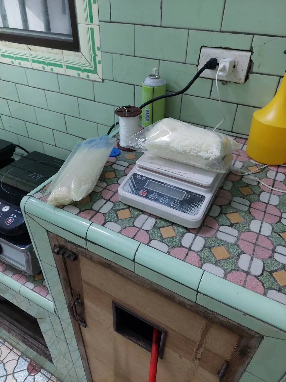 桃檢指揮新北市調處查獲以「黑水」製造喪屍菸彈工廠。調查局提供