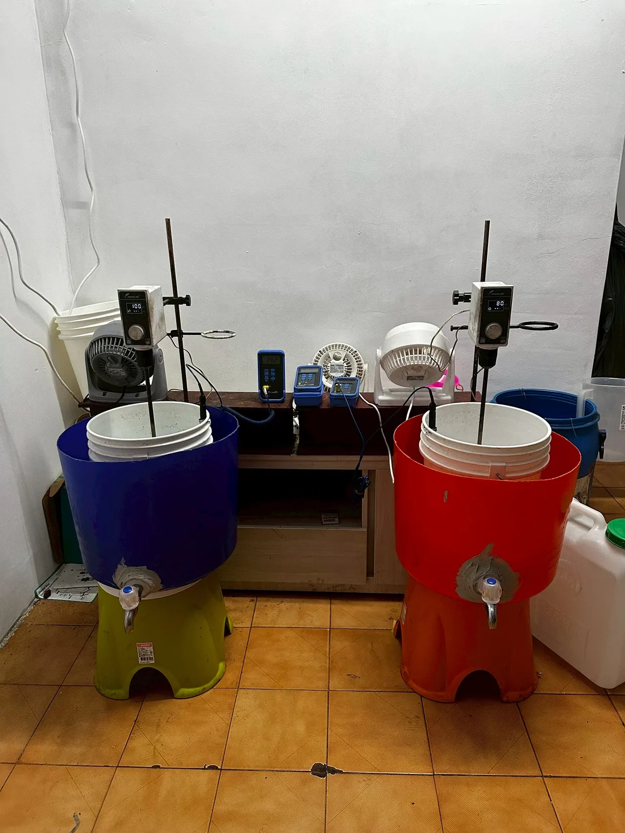 桃檢指揮新北市調處查獲以「黑水」製造喪屍菸彈工廠。調查局提供