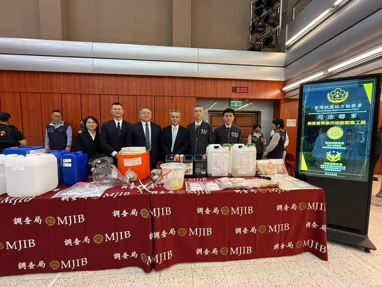 桃檢指揮新北市調處查獲以「黑水」製造喪屍菸彈工廠。桃園地檢署提供