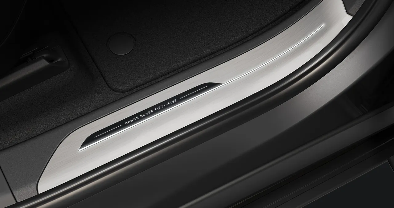 客制化金属门槛镶嵌Range Rover SV Fifty-Five字样，低调宣示其不凡意义。原厂照片