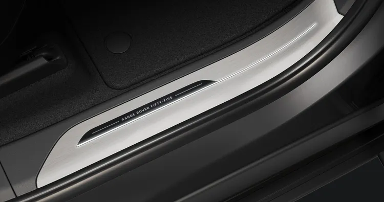 客製化金屬門檻鑲嵌Range Rover SV Fifty-Five字樣，低調宣示其不凡意義。原廠照片