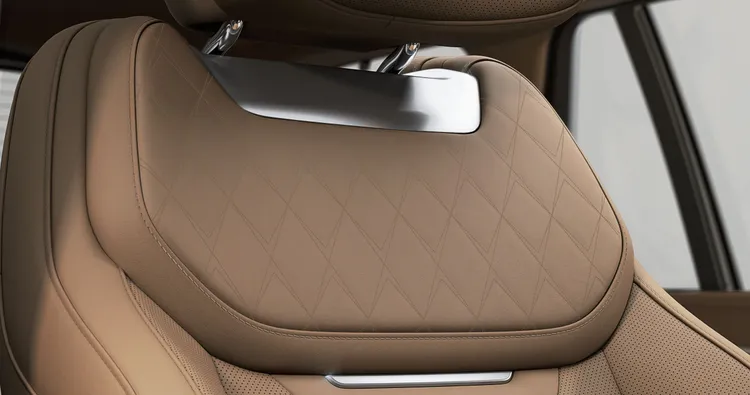 座椅肩靠與後座腰部靠枕採用SV Bespoke特殊訂製鑽石樣式刺繡。原廠照片