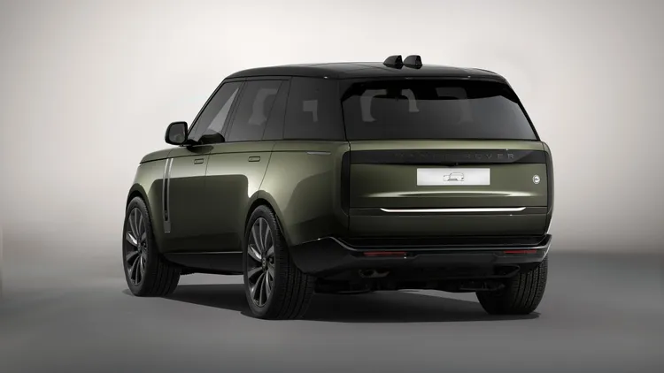 車漆靈感源自Range Rover經典配色 - Lincoln Green林肯綠高光澤金屬漆，外觀設計結合SV Intrepid外觀套件，沉穩俐落線條與配色襯托限量特殊性。原廠照片