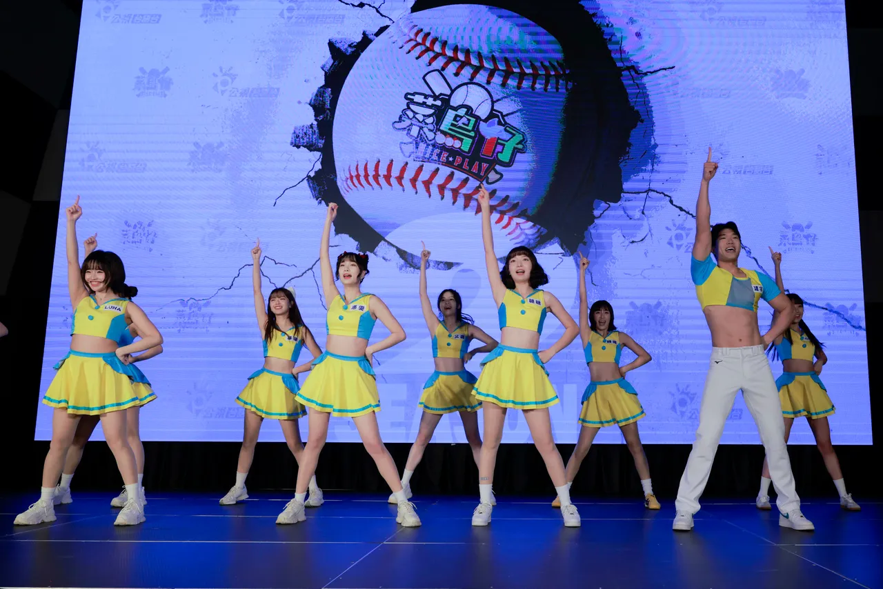 07-公视台语台《菜鸟仔 NICE PLAY》成员现场带来精彩的啦啦队表演，引爆全场焦点。公视台语台提供