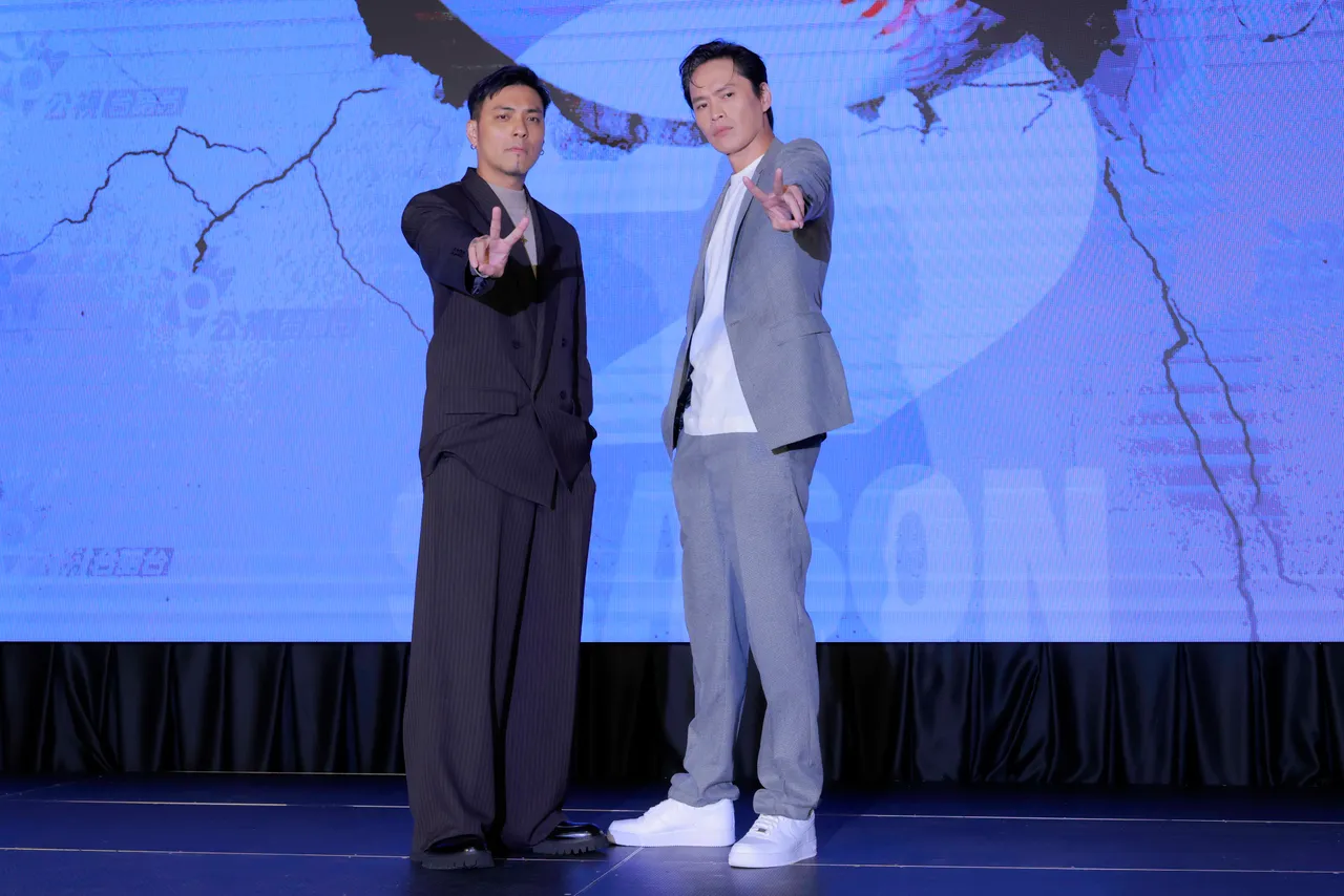 总导演嘎嘎（左）与节目主持人黄镫辉出席力挺《菜鸟仔 NICE PLAY》。公视台语台提供