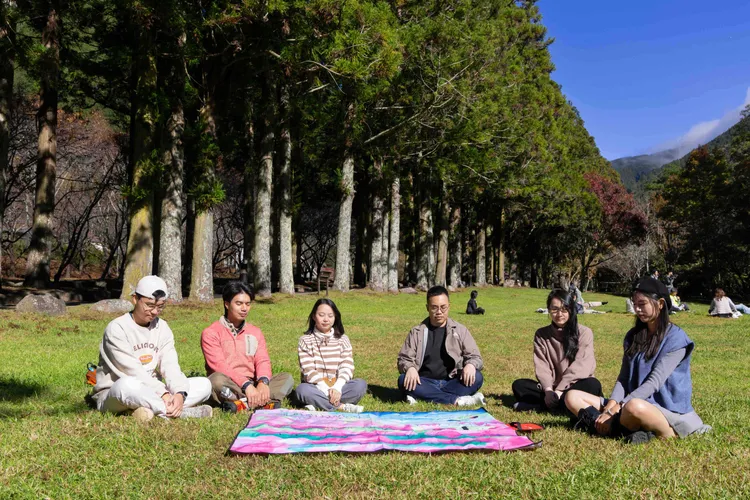 行程中，將帶領遊客進行「森林療癒」，透過漫步林間、冥想，進行與自我的深度對話，釋放壓力。業者提供
