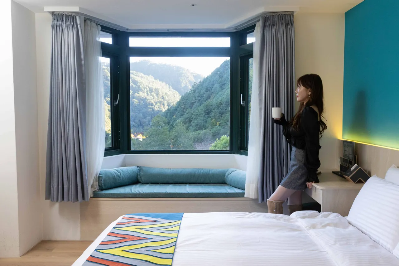 2024年刚装修完成的武陵富野渡假村，客房内以温润木质调打造「家」的放松感。业者提供