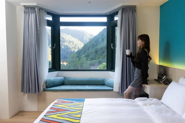 2024年剛裝修完成的武陵富野渡假村，客房內以溫潤木質調打造「家」的放鬆感。業者提供