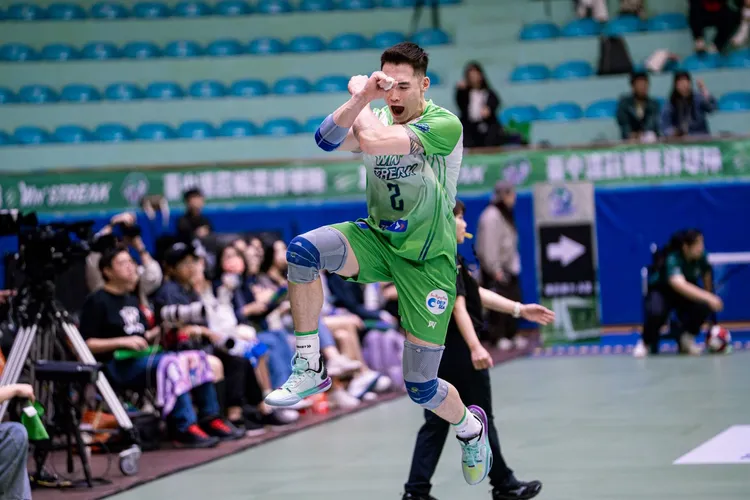 漢佳攔網慶祝新動作。連莊提供