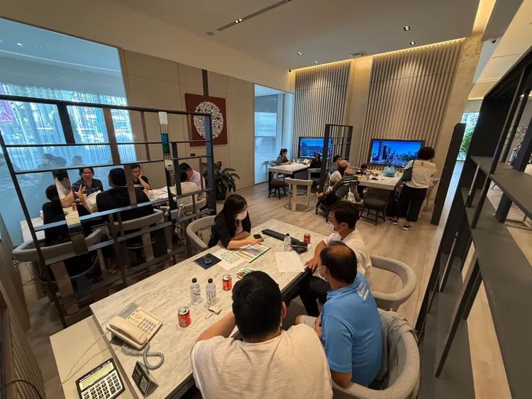 興富發集團預售案「中山鉑悦」雖然在中央公園旁，卻以高雄車站做為亮點，主因是未來高鐵駛入效應。葉家銘攝