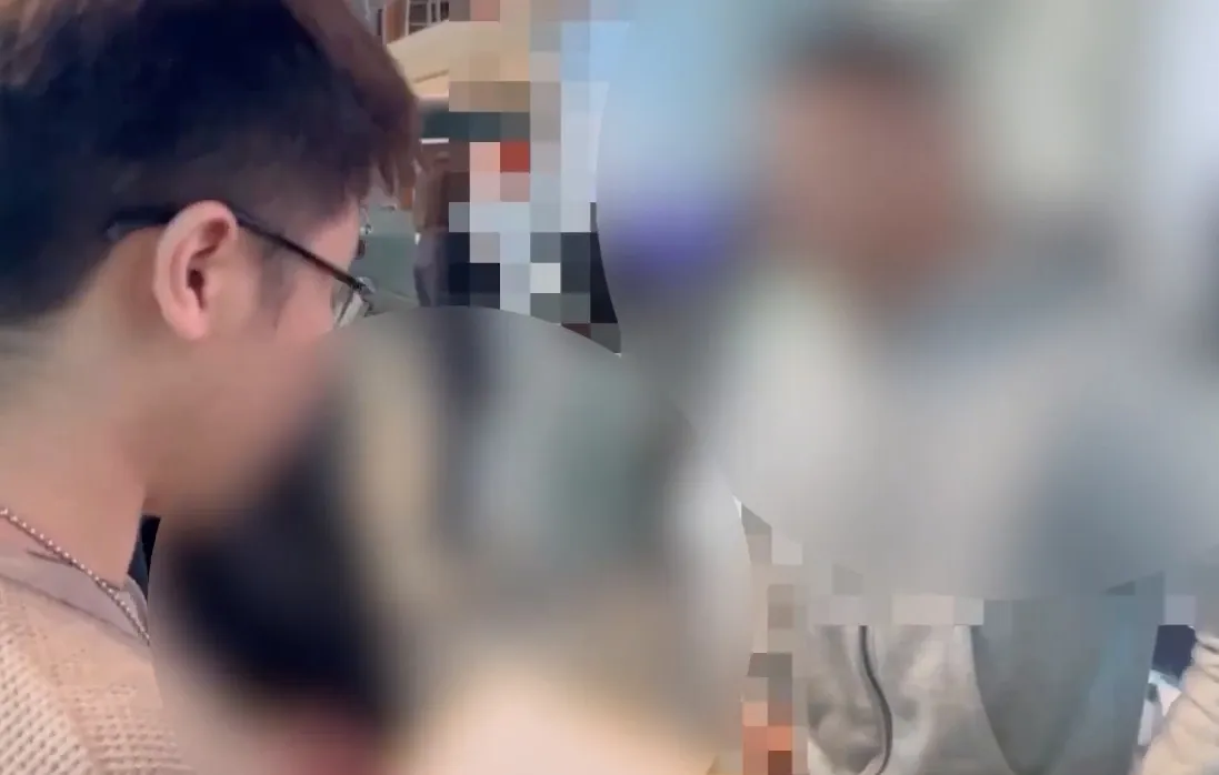 警方在机场拦人。翻摄画面