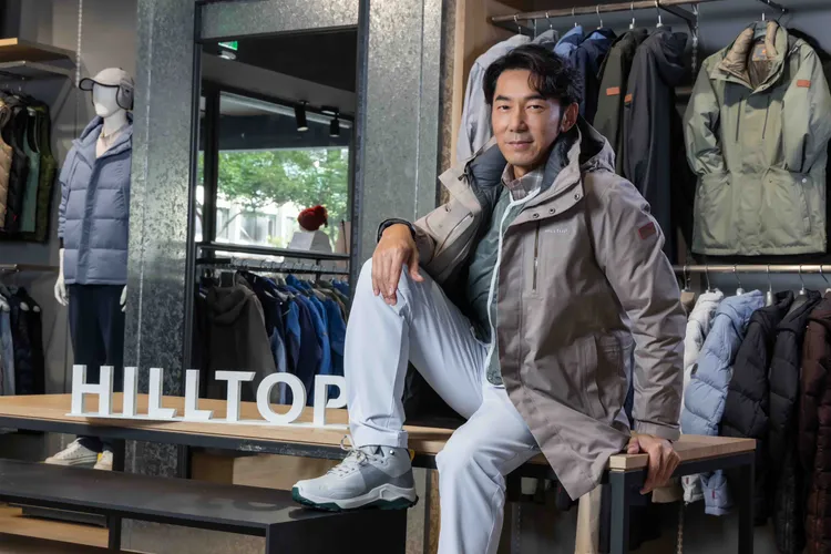 李李仁搶先示範毛帥氣的冬日機能穿搭。品牌提供