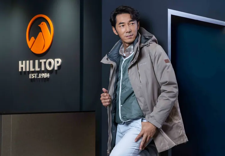 李李仁大讚內搭的雙面羽絨背心相當實穿。品牌提供