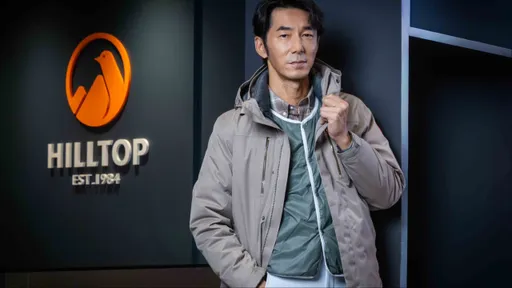 李李仁携全家出游认命当苦力　靠山顶鸟机能服秒变「干净老爸」