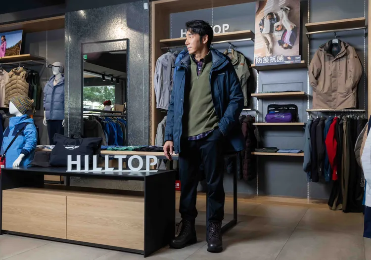 李李仁以二合一防水石墨烯蓄熱羽絨長大衣疊穿格紋襯衫、刷毛上衣。品牌提供