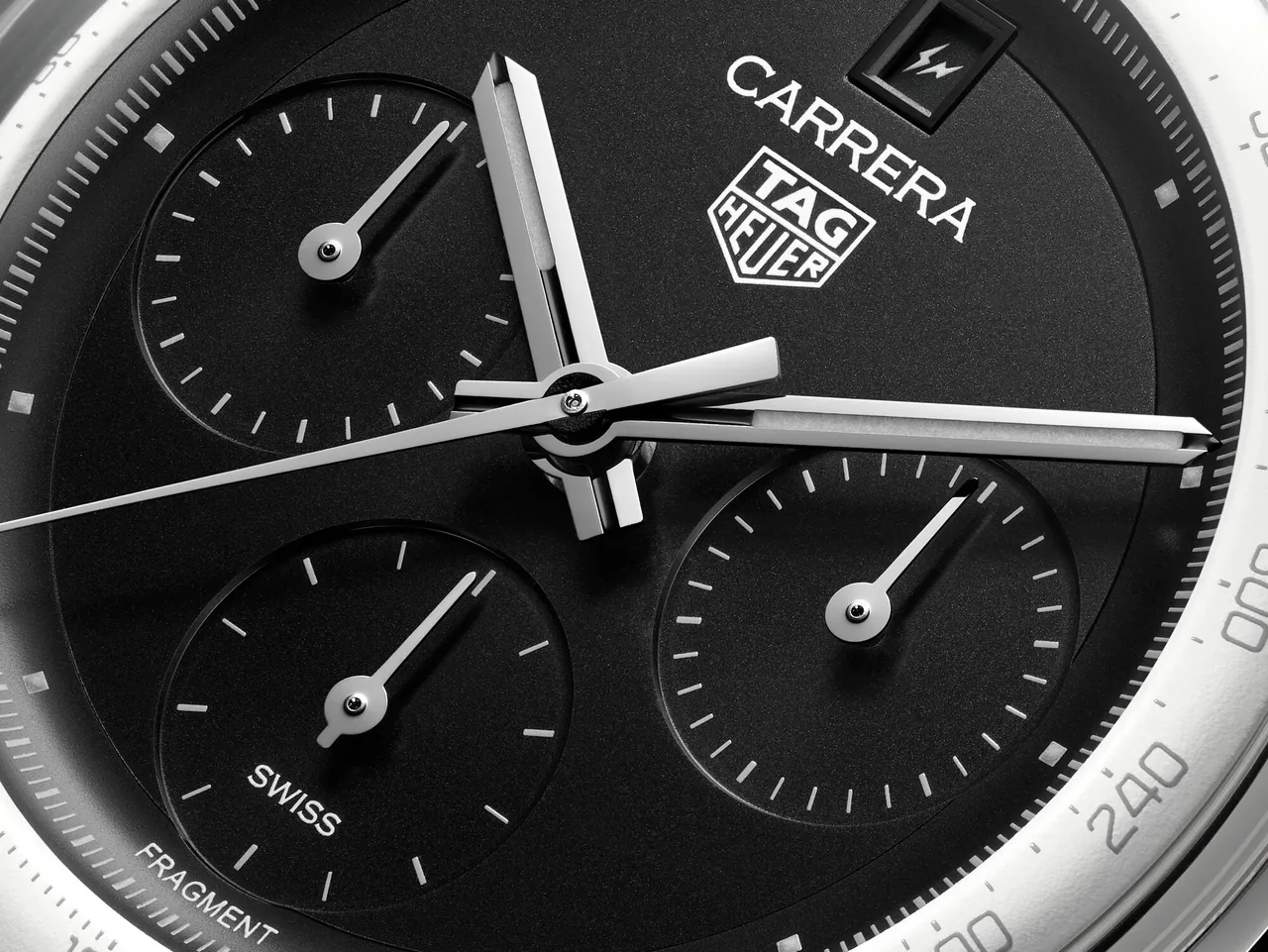TAG Heuer Carrera Chronograph x fragment联名限量版计时腕表，39mm，精细磨砂抛光精钢表壳，黑色蛋白石表盘，精钢七珠炼带，动力储存80小时，防水深度100米，限量500只，29万900元。品牌提供
