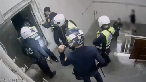 追捕張文為何只拿警棍？　警所長：2警已下班仍衝現場支援