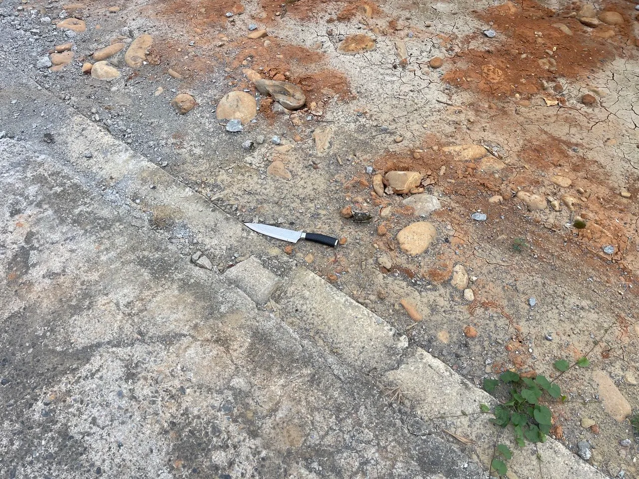 案发现场遗留的水果刀。民众提供