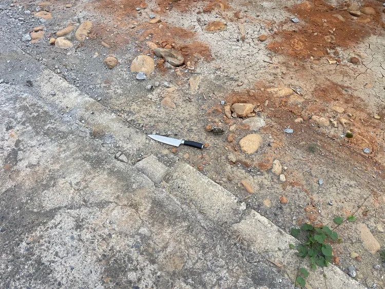 案發現場遺留的水果刀。民眾提供