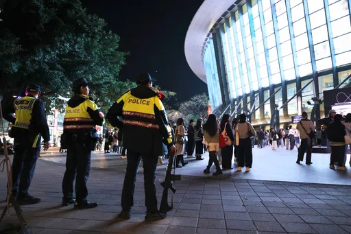 宇宙人今晚四度攻蛋　排队人潮惊见警方备长枪维安