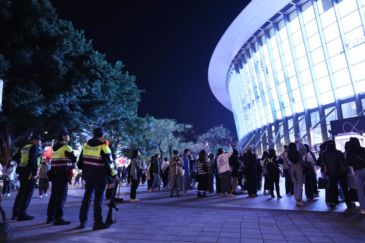 警方现场维安，全副武装。彭欣伟摄