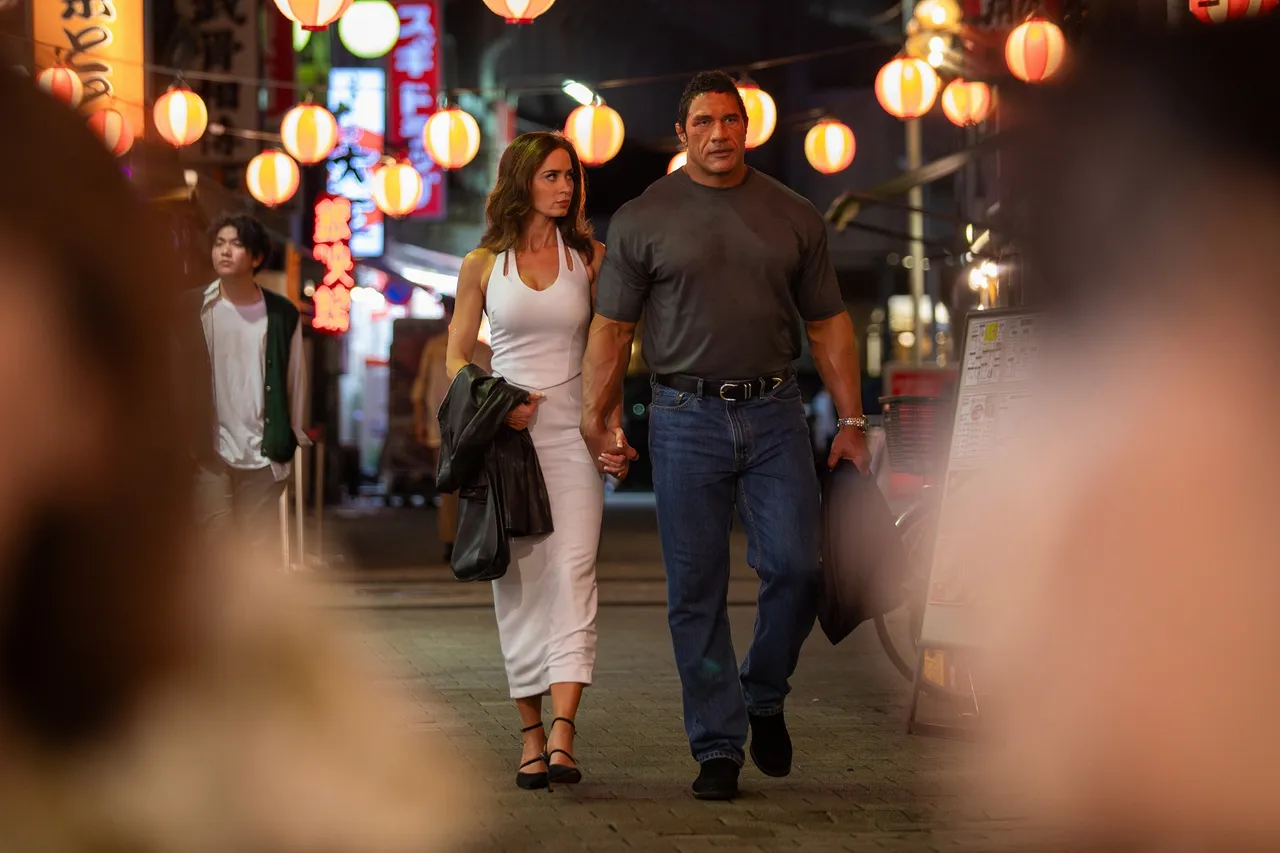 巨石强森（右）坦言与挚友艾蜜莉布朗（左）的默契与友谊，才能让他无所畏惧地完成拍摄。采昌提供