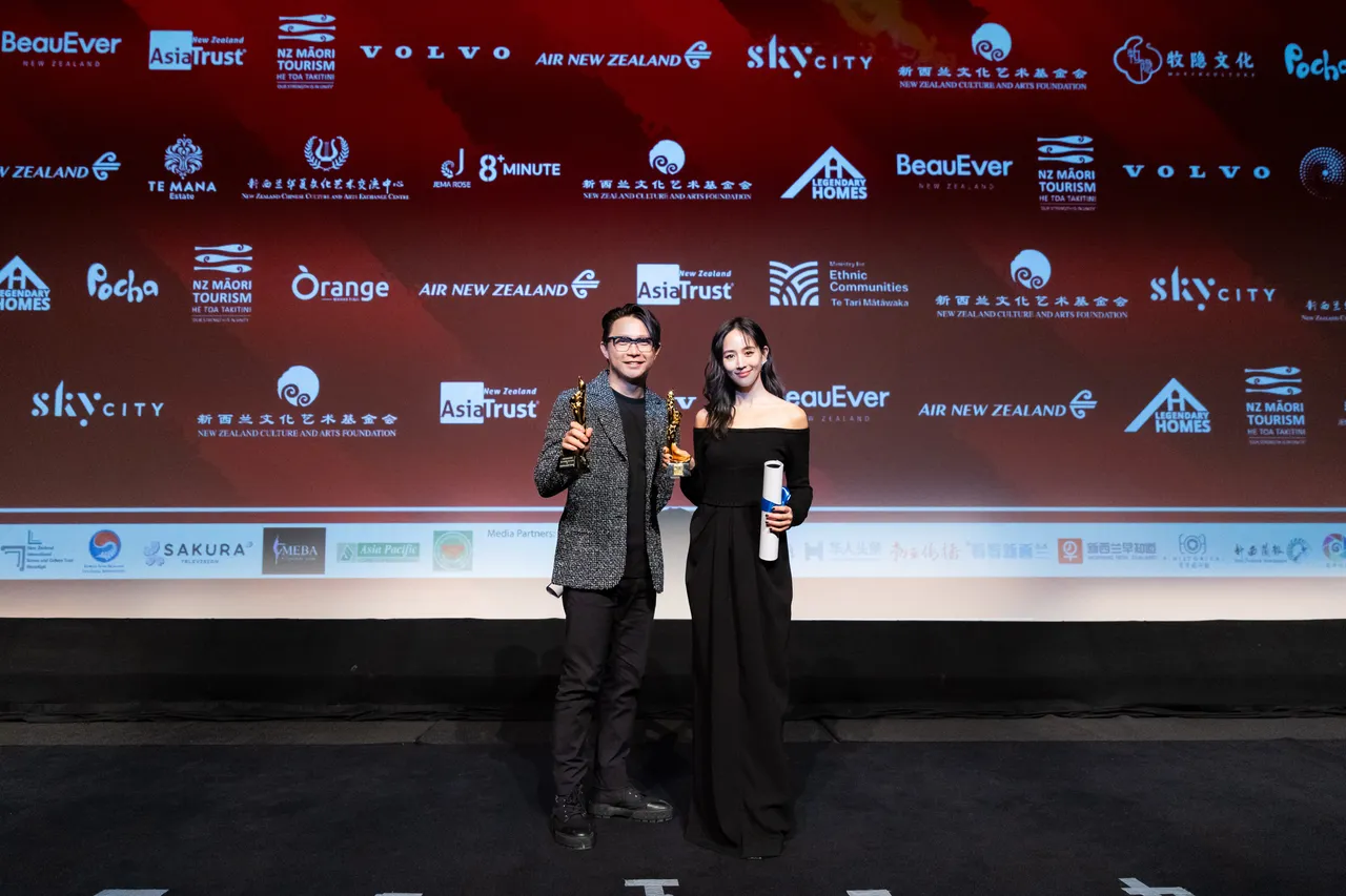 电影《默杀》导演柯汶利（左）﹑张钧宁出席「纽西兰亚太电影节」获颁最佳女主角、最佳导演奖项 。JUST FILM提供