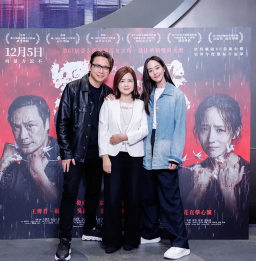 张钧宁导演男友同台准岳母　张妈妈爆家庭革命挡大门苦求