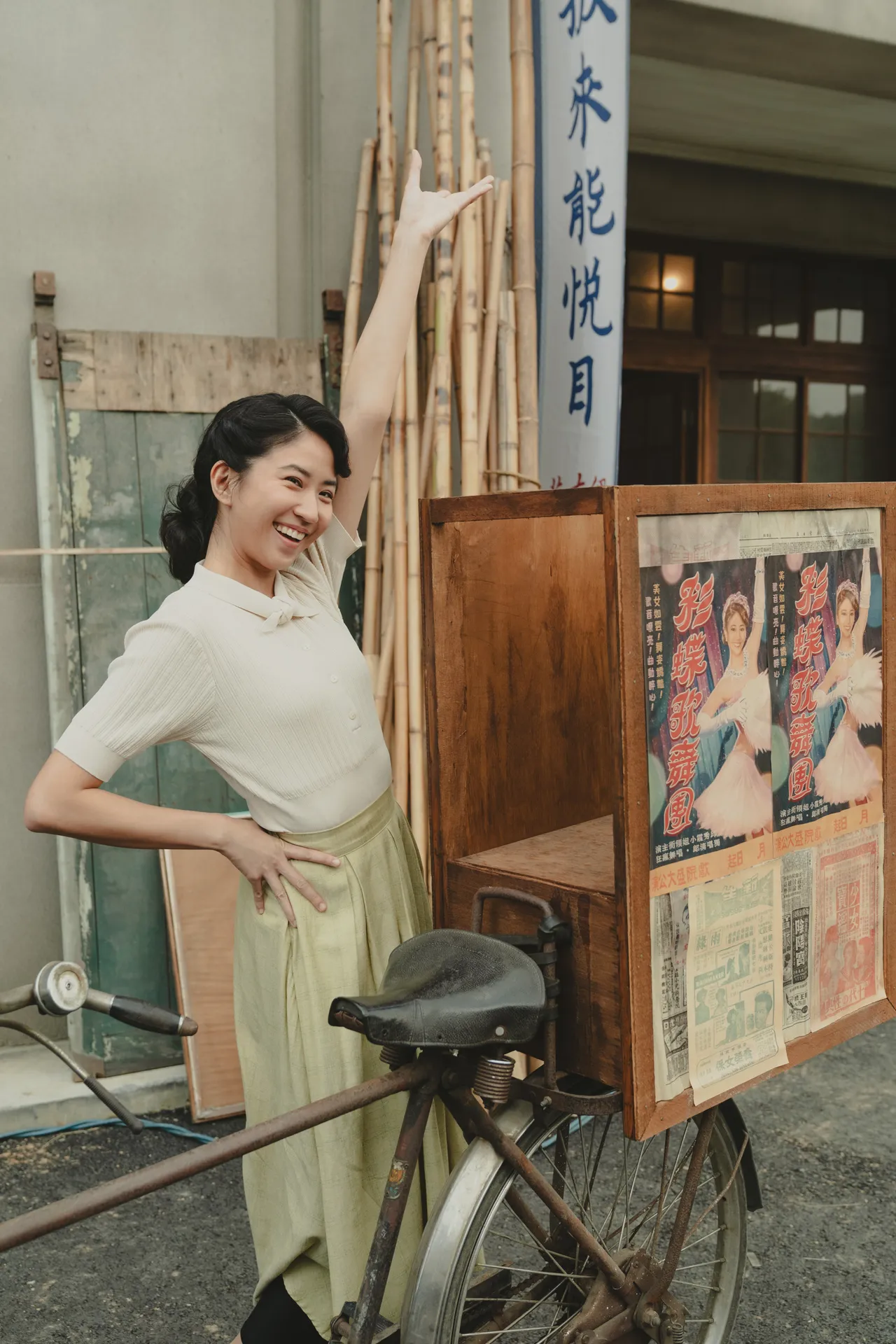 9m88在片中，妆发与服装结合 50 年代歌舞文化与角色身分打造。华文创提供