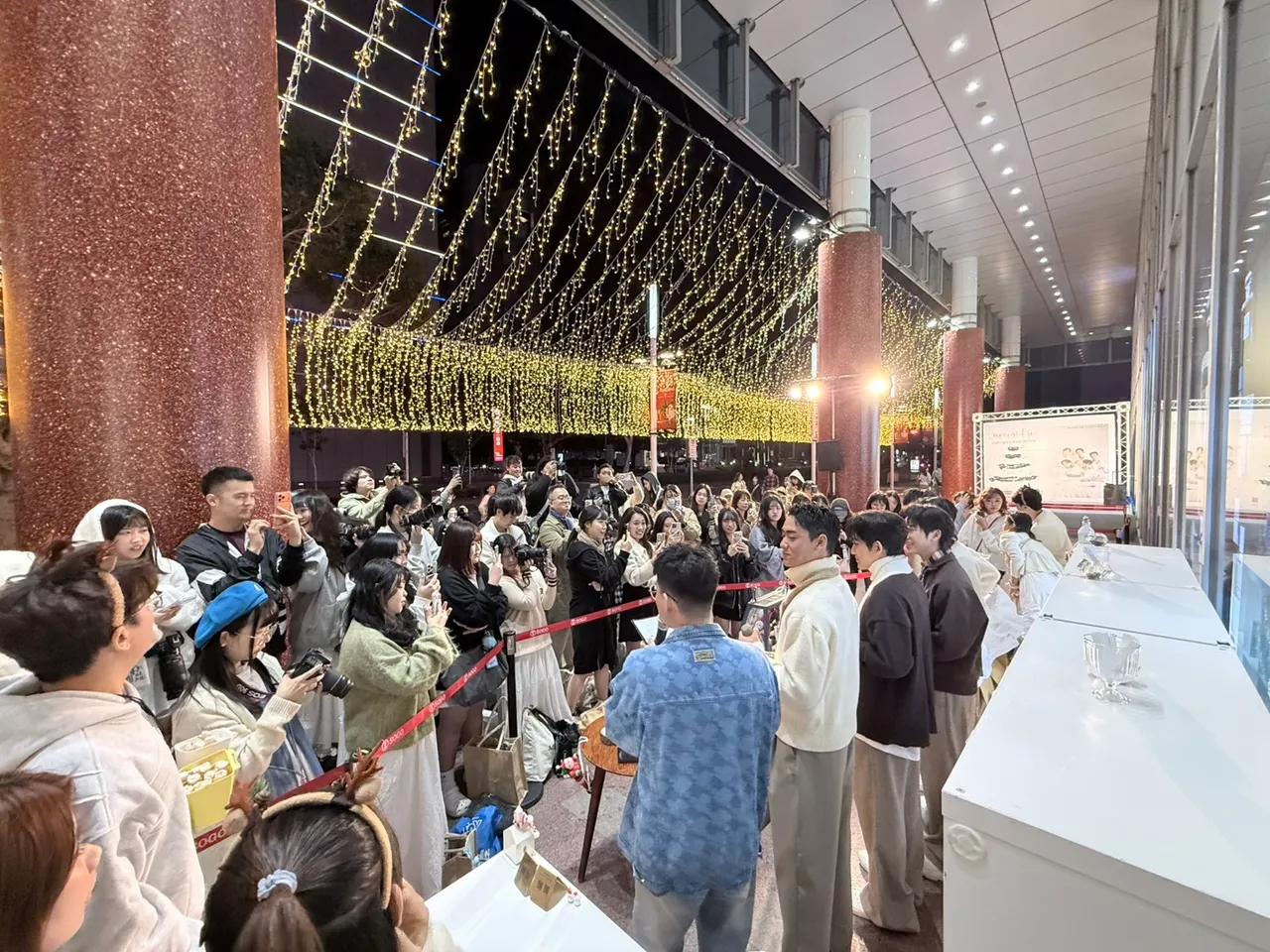 源少年(左起 李秉谕（贡丸）、卢佾旸、黄莑茗、林毓家、须弘道) 化身品牌大使与粉丝互动。Soothe时氛  提供