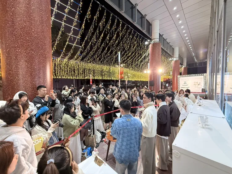 源少年(左起 李秉諭（貢丸）、盧佾暘、黃莑茗、林毓家、須弘道) 化身品牌大使與粉絲互動。Soothe時氛  提供