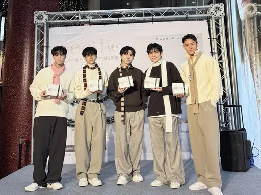 男团「源少年」喜迎圣诞新年　跨年秀连赶两摊！独家合体鼓鼓