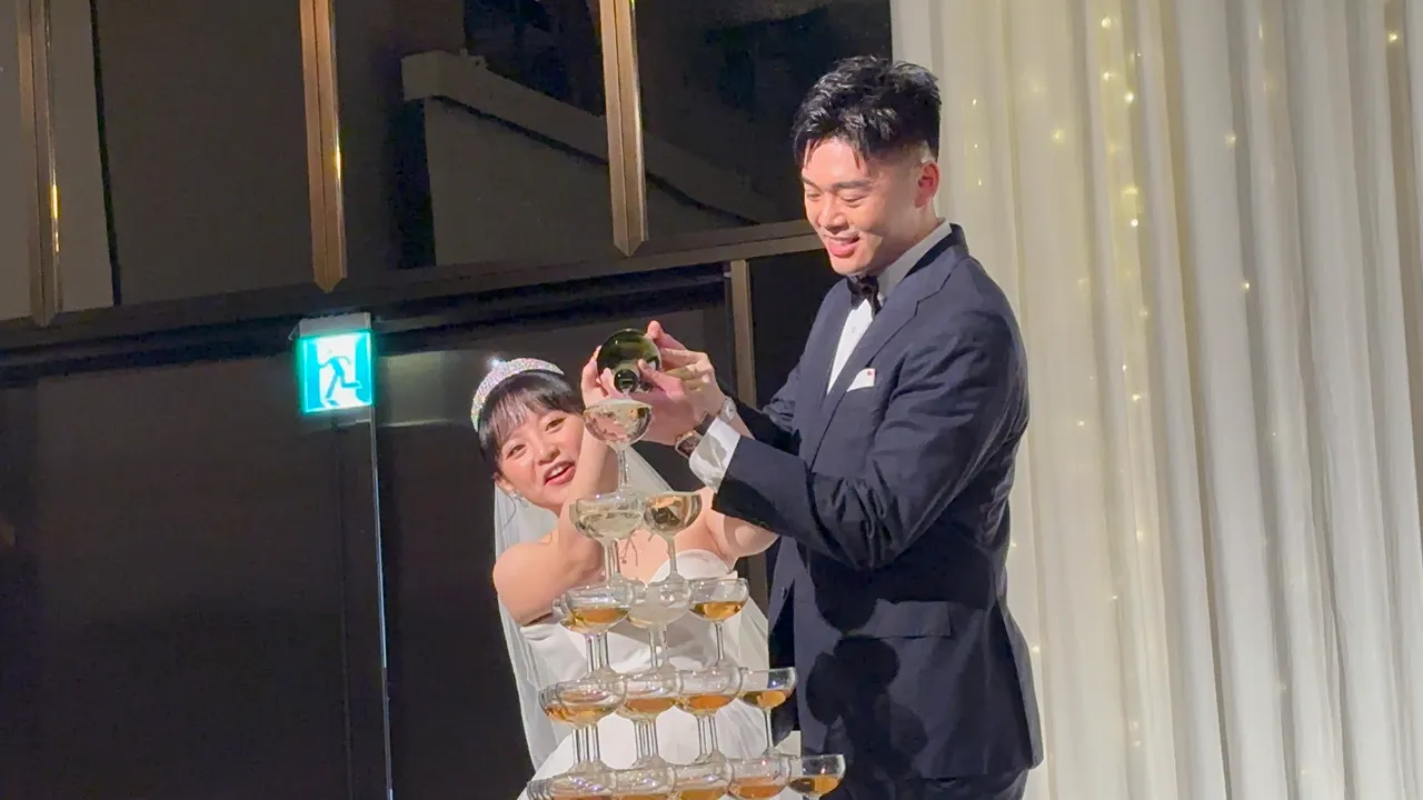 王齐麟（右）和陈诗媛将酒倒入香槟塔。特勤中心摄