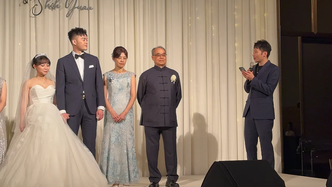 独家直击｜李洋上台证婚哭了！王齐麟牵孕妻热泪盈眶