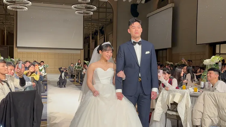 王齊麟（右）牽著陳詩媛上台。特勤中心攝