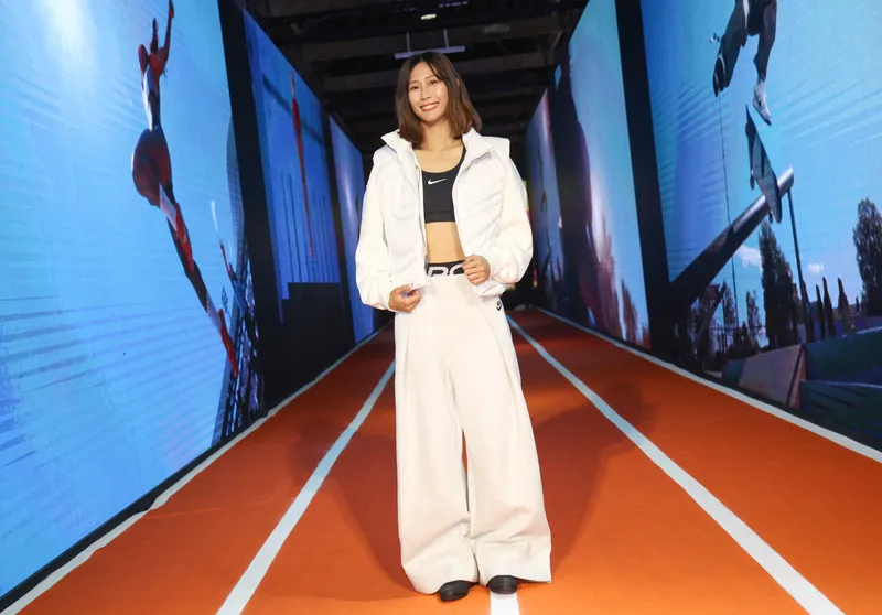 张博雅今小露蛮腰亮相。   中央社