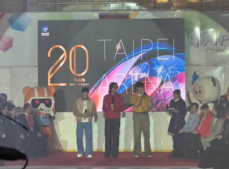 樂團宇宙人現身活動現場，為小巨蛋慶生。張綵茜攝