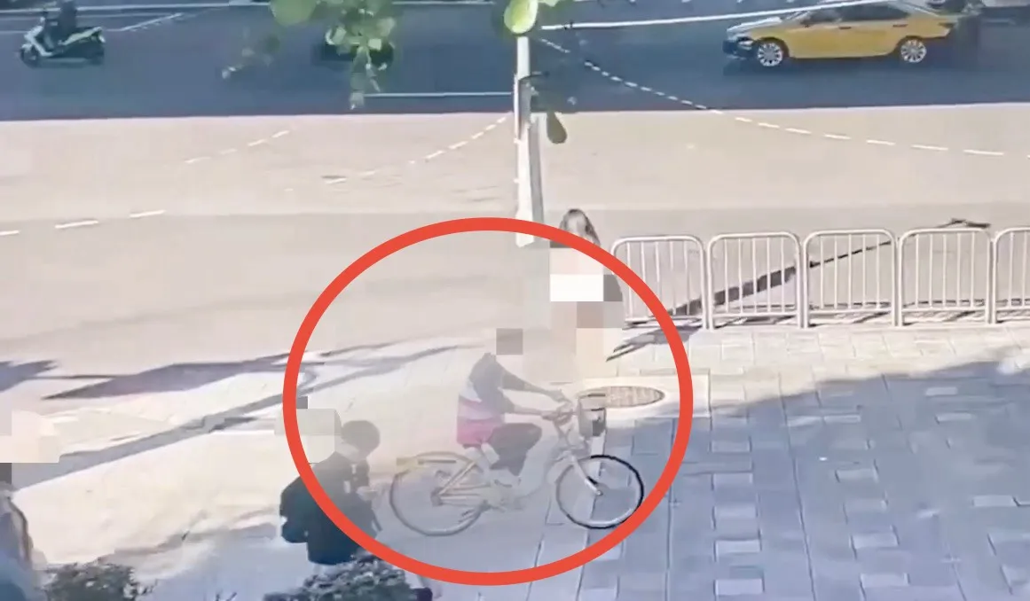 嫌犯換騎自行車逃逸。翻攝畫面