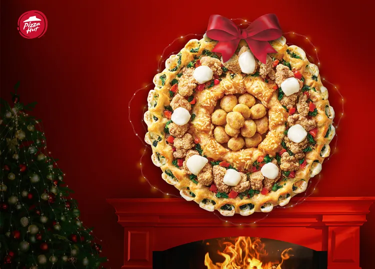 「聖誕花圈黃金雞披薩」在花圈中放入滿滿炸雞球。必勝客提供