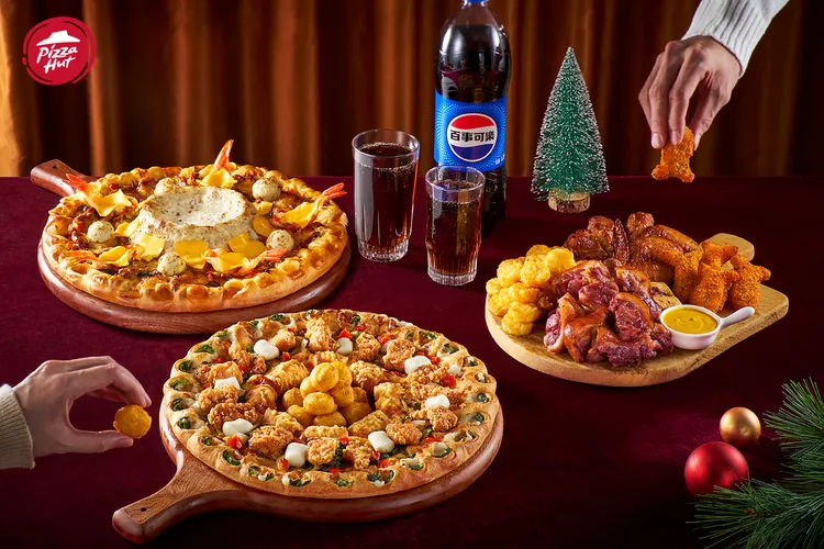 「聖誕超級大餐」期間特價1588元，可現省近1000元。必勝客提供