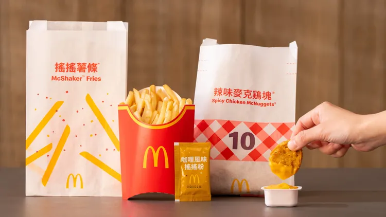 新品「咖哩辣味麥克鷄塊」、咖哩風味「搖搖薯條」同步上市。麥當勞提供
