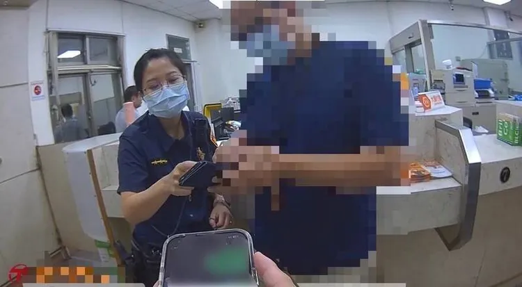 陈姓男子11月时前往银行，要汇款176万向「圣石金业」买黄金，被员警劝退。翻摄照片