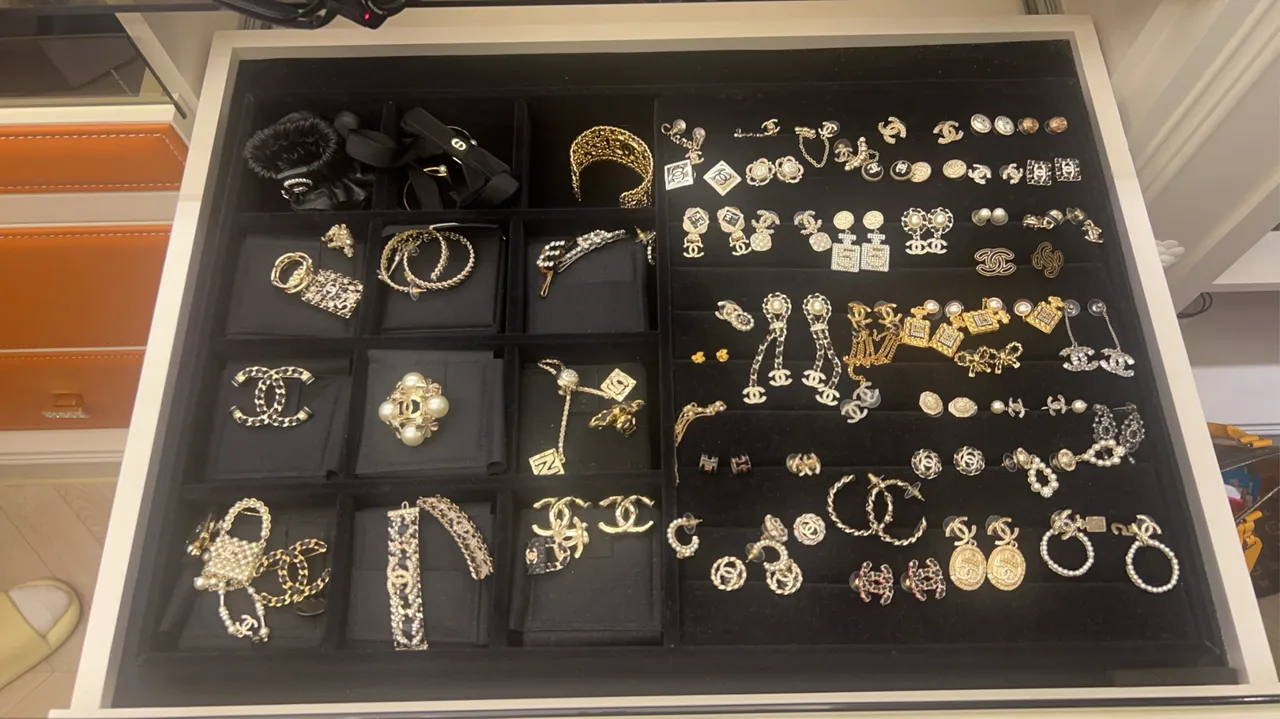 警方在蔡政宜亿元豪宅内查获大批精品、金饰。桥检提供