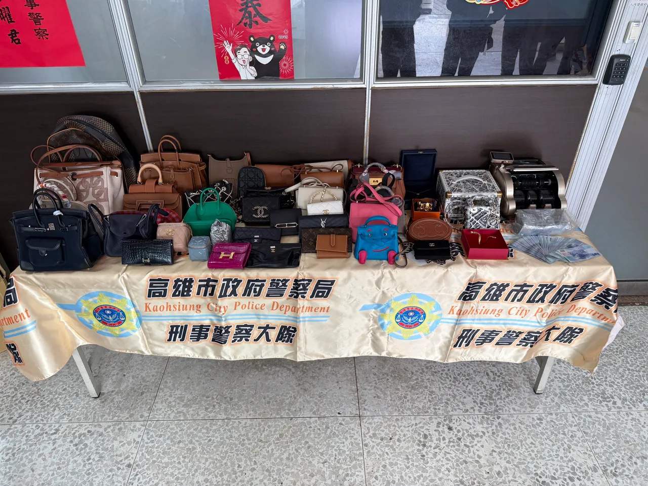 警方在蔡政宜亿元豪宅内查获大批精品包。翻摄画面